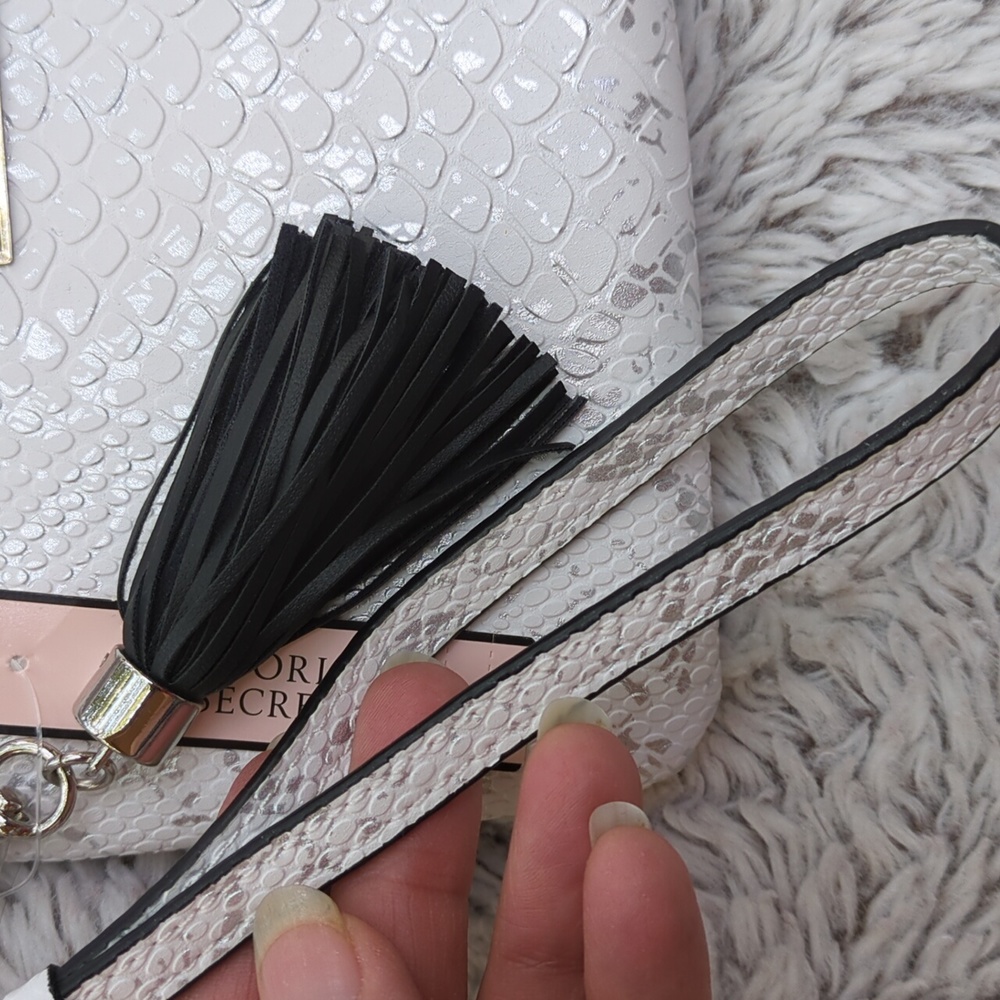 Victoria's Secret snake python print wristlet clutch NWT silver & white party 🎉 - Picture 3 of 8